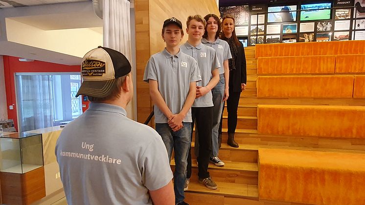 De unga kommunutvecklarna Oskar Englund, Emil Vallin, Vilgot Israelsson, Hanna Junggren och Arziv Donabed (saknas på bilden) har under handledaren Marie Fredéns ledning kartlagt hur ungdomar vill att tryggheten ska förbättras för unga i Tibro.