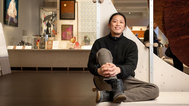 Residensmottagaren Didi NG Wing Yin i utställningen Designhistorier på Röhsska museet. Foto: Kristin Lidell, bilden har beskurits.