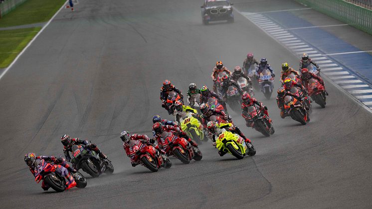 4位走行中に他車と接触して転倒するも再スタートし16位でフィニッシュした#20 F・クアルタラロ（YZR-M1）