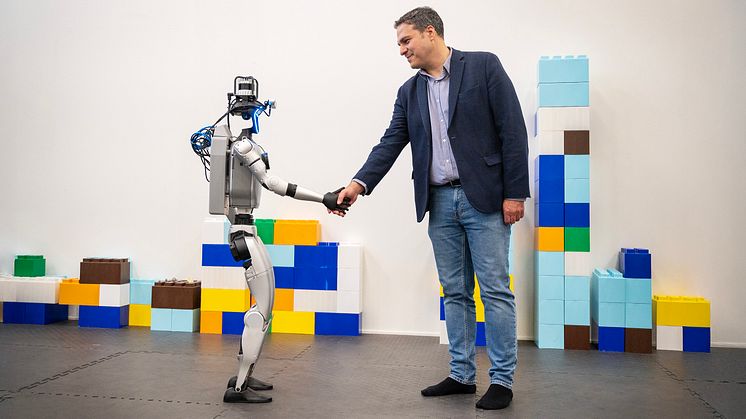 George Nikolakopoulos, professor i robotik och artificiell intelligens vid Luleå tekniska universitet, välkomnar forskargruppens senaste robot. 