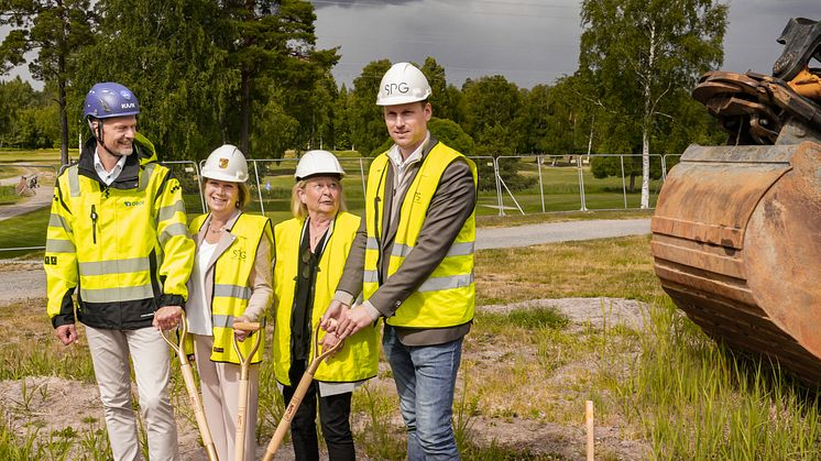 Från vänster Joakim Henriksson, OBOS,  Anita Mattson, kommunstyrelsen ordf (S), Anki Svensson, vice ordf kommunstyrelsen (M) och Simon Sjöbom, SPG. 