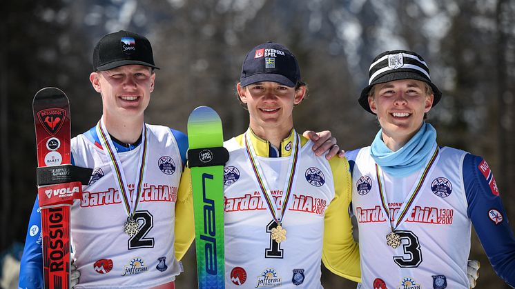 Alvin Noaksson tog JVM-guld i telemark. Fr.v. Zian Peccoux, FRA, Alvin Noaksson och Even Opheim, NOR. Foto: Damiano Benedetto, ASD Colomion.