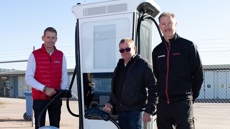 Henrik Gillisson från LBC Logistik samt Elmoduls Mats Wedberg och Robert Wedberg är nöjda med att ha tagit ett stort steg mot att lösa fossilfria transporter.