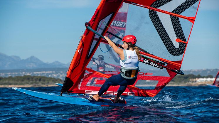LEDER EM: Maya Gysler leder EM i windsurfing før den avgjørende finalen og er allerede sikret en EM-medalje. FOTO: Morten Jensen