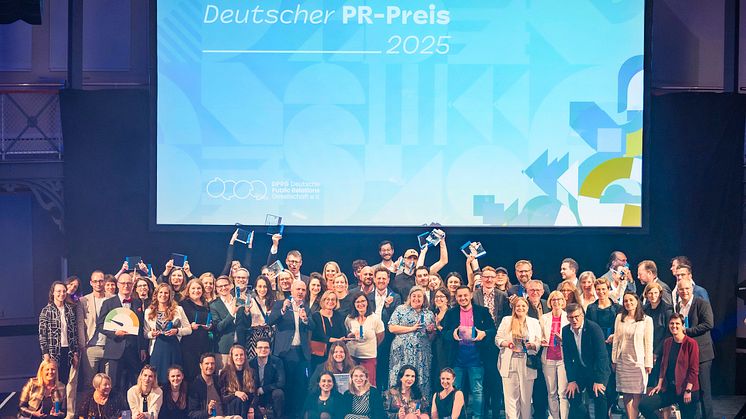 Die Gewinner*innen des Deutschen PR-Preises 2025. Für congstar nahm Timo Wakulat, Senior PR-Manager & Pressesprecher, den Preis in der Kategorie Nachhaltigkeits- und CSR-Kommunikation entgegen (oberste Reihe 5. v.r.). Credits: Medienfachverlag Oberau
