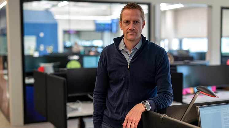 Oppstilt bilde av Vegar Strand inne hos Norsk Tipping. 