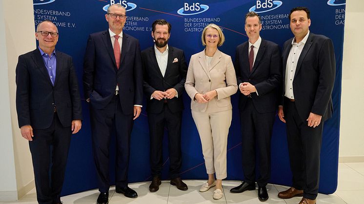 Rund 300 Gäste aus Politik, Wirtschaft, Verbänden und Unternehmen folgten der Einladung zum Branchentreffen. (v.l.n.r.: Ingo Gugisch, Dr. Rainer Dulger, Markus Suchert, Anja Karliczek, Christian Dürr, Matthias Kutzer)