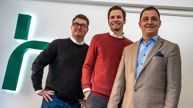 Boligmappa og Homely skal trygge folks hjem. Fv. Eirik Vigeland fra Boligmappa, Lars Kildal Forseth fra Homely og Bjørn Håkonsen fra Boligmappa. Foto: Jacob Kronen