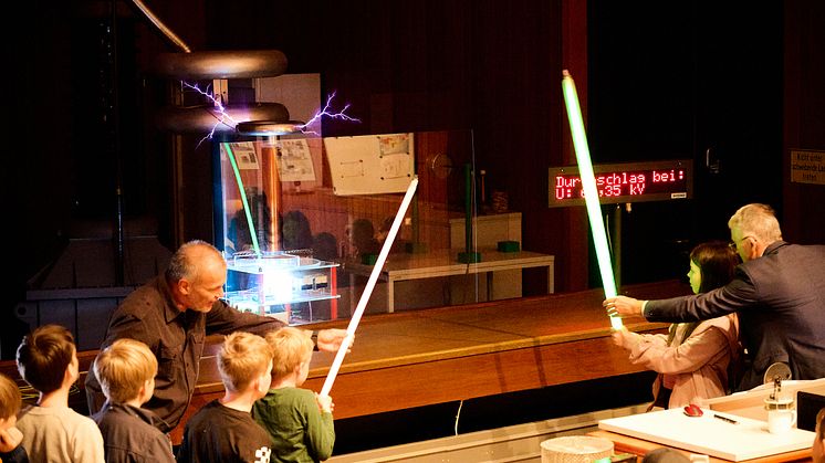 Elektrizität hautnah erleben: Kinderuni bringt Grundschulkinder zum Staunen