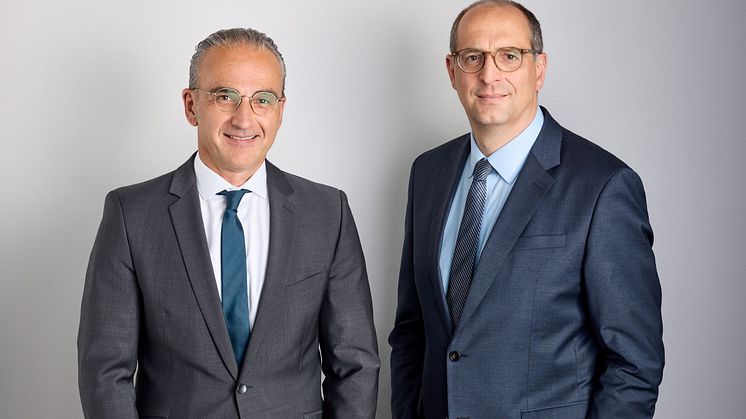 Die neue Doppelspitze der oberbayrischen Traditionskäserei: Robert Winkelmann (li.), seit 2018 Geschäftsführer im Unternehmen, verantwortet den kaufmännischen Bereich und Dominik Antoni (re.) ist neuer technischer Geschäftsführer.