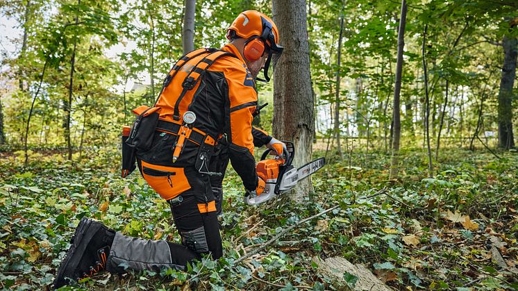 Midjebeltet i selen STIHL ADVANCE X-Flex gir profesjonelle brukere en fleksibel løsning for ergonomisk arbeid med flere maskiner.