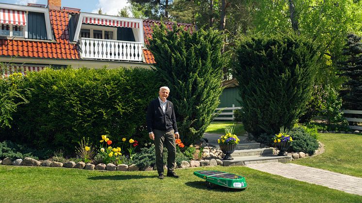 Världens äldsta robotgräsklippare har hittats i Motala – klipper fortfarande efter 30 år