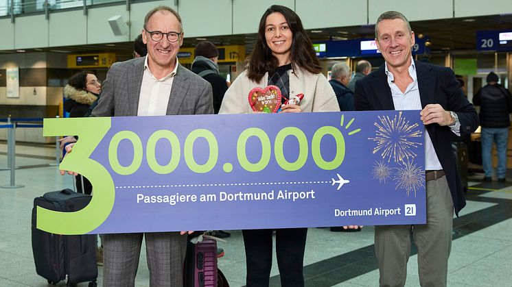 Flughafengeschäftsführer Ludger van Bebber (l.) und Guido Miletic, Leiter Airport Services + Marketing & Sales, mit der Rekordpassagierin Sena Bostan..