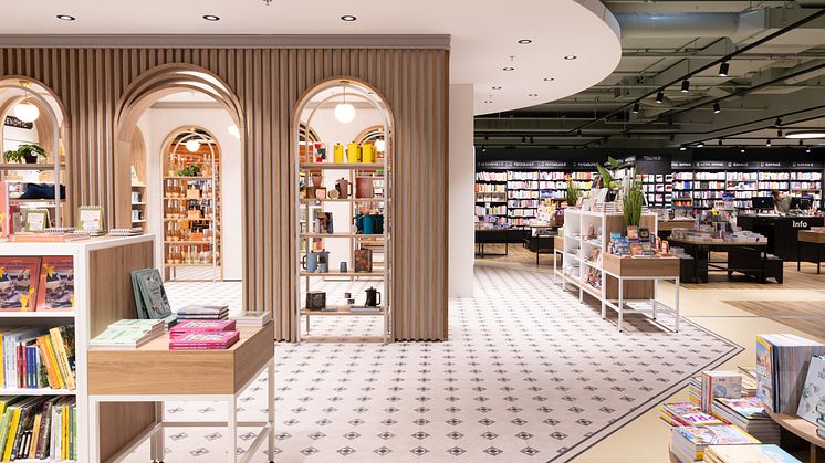 Thalia Buchhandlung Europark Salzburg – moderner Innenbereich mit Rundbögen, Geschenkartikeln und Bücherregalen in stilvoller