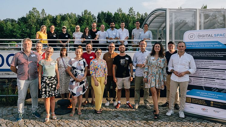 Teilnehmer:innen des ersten Sommer-BOOTcamps des HHL DIGITAL SPACE Görlitz (© Paul Glaser Glaserfotografie/HHL DIGITAL SPACE)