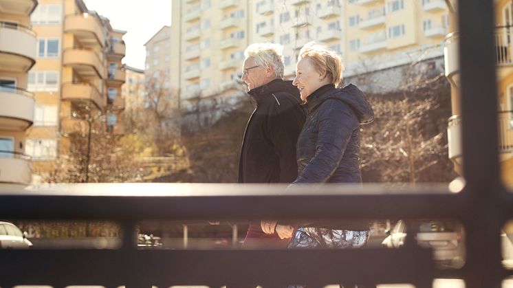 En man och en kvinna som promenerar utomhus.
