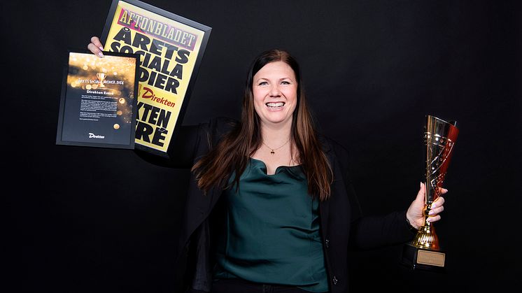 En glad Alexandra Larsson på Direkten Entré tog emot priset för Årets sociala medier på Direktenträffen.