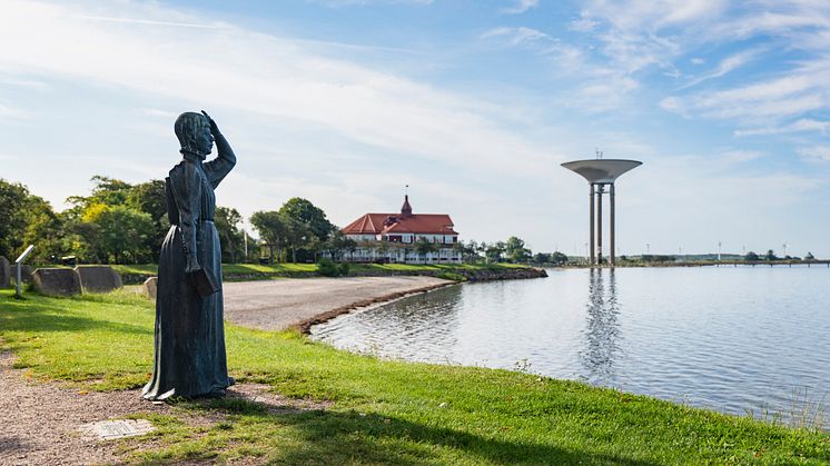 I år är det 140 år sedan Selma Lagerlöf flyttade till Landskrona. Detta firas med ett flertal evenemang under året. Foto: Oskar Fäldt, Selma Lagerlöf-statyn är skapad av konstnären Jonas Högström.