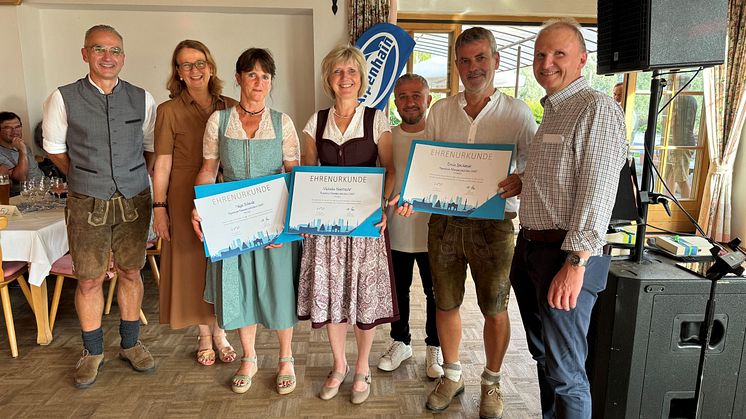 Helga Schwab, Michaela Maierbacher und Erwin Speckmeier (mit Urkunden) sind dem Familienunternehmen schon 40 Jahre lang treu.