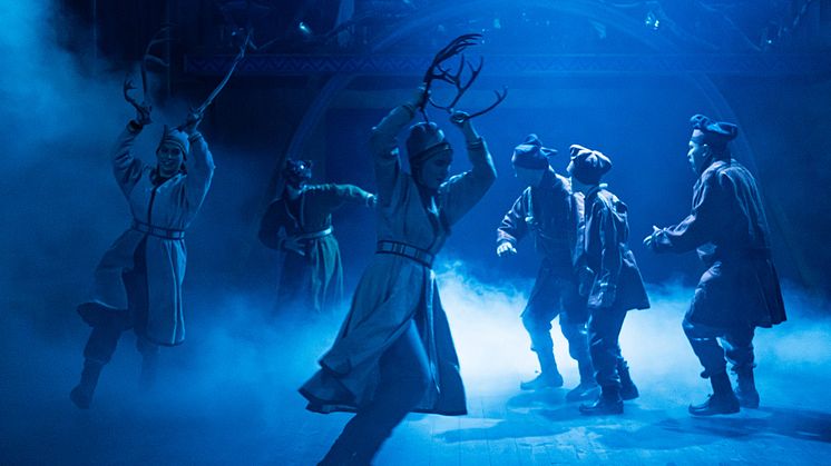 Den 1 november har föreställningen Ædnan premiär på den samiska nationalteatern Beaivváš (SNTB) i nordnorska Kautokeino. Leif Stinnerbom har gjort manus och regisserar, Magnus Stinnerbom har skrivit musiken och Inger Stinnerbom är kostymansvarig.  