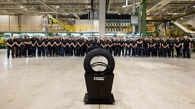 Nokian Tyres fabrik i Rumänien har producerat det första däcket enligt plan för att starta kommersiell däckproduktion 2025