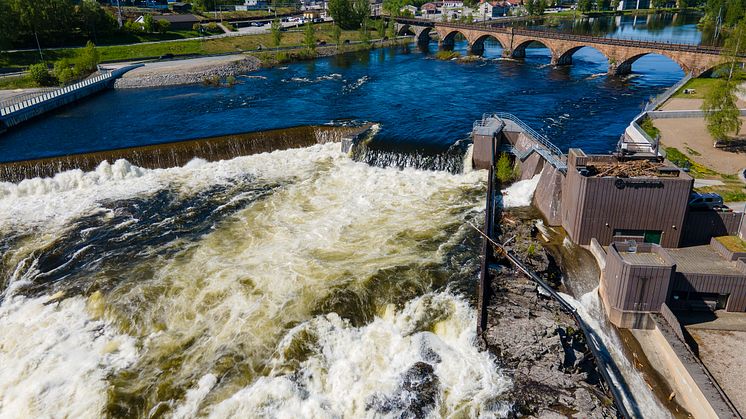Hønefossen og kraftstasjonen Hønefoss II i vårflommen 2024