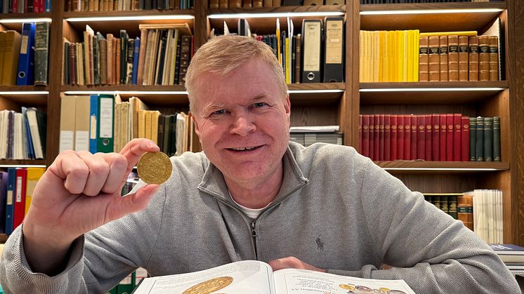 Styreleder Arne Riise med en av auksjonens største attraksjoner: En 7 dukat gullmynt datert 1486, preget posthum i 1563 ved myntverket i Hall. Den finnes i tre eksemplarer i privat eie.