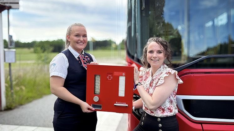 Bussföraren Malin Franzén och Linn Wennerström med ett av de skåp med mensskydd som placerats ut i norra Stockholm.