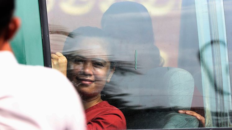 Sithar Chhim i en fångtransport 2023 utanför Phnom Penhs domstol. Foto: AP Photo/Heng Sinith
