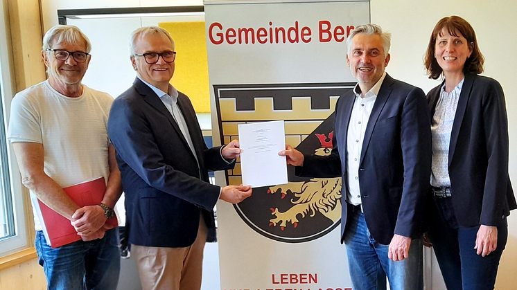 Auftakt zur Kommunalen Wärmeplanung im Rathaus mit (v. li.) Bernhard Birgmeier (Leiter Bauamt), Stephan Leibl (Bayernwerk Netz), Bürgermeister Peter Bergler und Projektleiterin Christina Albrecht (Bayernwerk Netz).