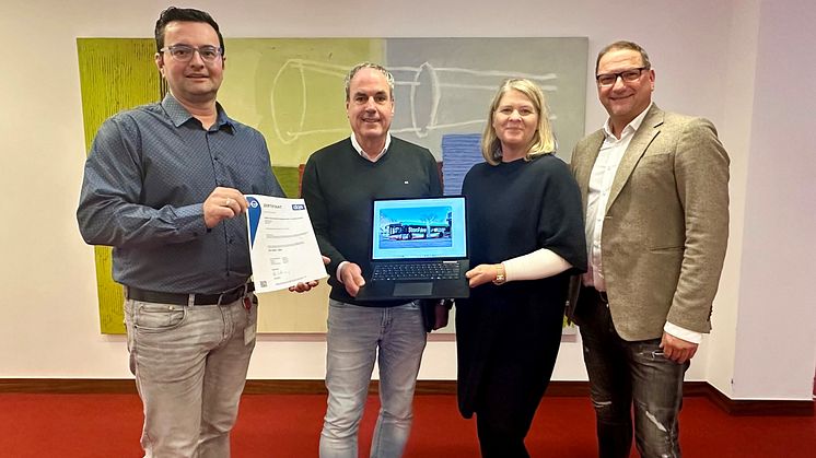 Christoph Prietzel (Betriebsleiterbüro), Ralf Habbes (Betriebsleiter), Madlen Spinzig (Leiterin Betrieb und Marketing), Olaf Kalwa (QM-Beauftragter, v.l.) freuen sich über das erneuerte Qualitätszertifikat.