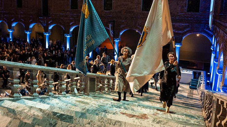 Fanbärare från Stockholms Hantverksförening på väg upp till Gyllene Salen i Stockholms Stadshus under ceremonin 2022.