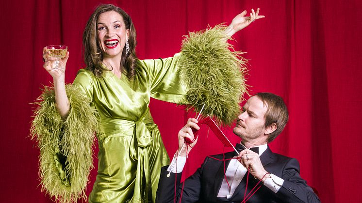 Marta Parkman och Jens Wieselblad Nilsson bjuder på klassiska jazzjullåtar och julhumor i årets upplaga av Teater Västernorrlands Julfrossa. Foto: Lia Jacobi