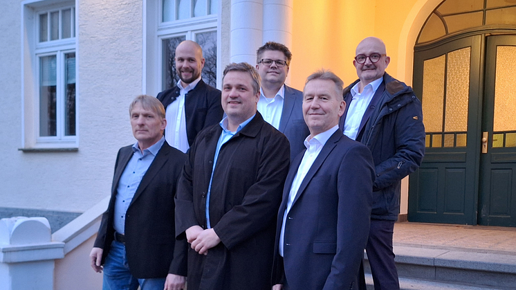 Die LSF-Gesellschafter Michael Flocke (1. Reihe, l.), Jan Lackmann (1. Reihe, Mitte), Alexander Möhring (2. Reihe, l.) und Christoph Sonntag (2. Reihe, Mitte) mit den Westfalen Weser Geschäftsführern Jürgen Noch (1. Reihe, r.) und Andreas Speith 