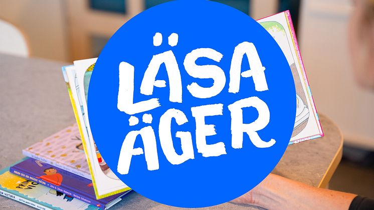 Böcker på ett bord och texten Läsa äger i vitt mot blå bakgrund. 