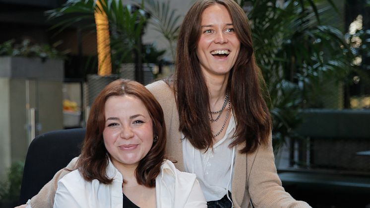 Renasens vinnare av H&M Foundations Global Change Award 2025. På bilden syns grundare Jade Bouledjouidja och Business Manger Nora Eslander,