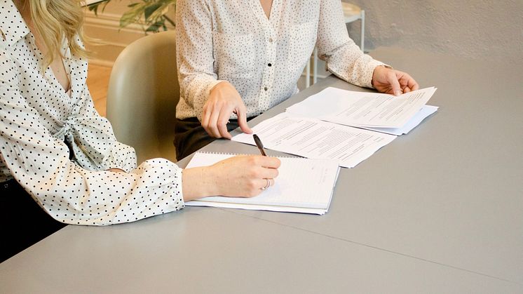 För att godkänna ändringar och tillägg i byggprojekt krävs noggrant dokumenterade avtal och godkännande mellan entreprenör och beställare enligt ABT06.