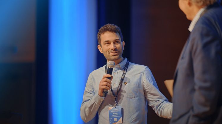 Christos Matsoukas tar emot priset för bästa avhandling 2024 på WASP:s vinterkonferens den 16 januari 2025. Foto: Peter Karlsson, Svarteld form & foto