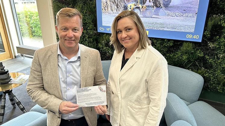 Ulf Hellström och Anna Haglund från Swecon, med motiveringen till årets återförsäljare inom "Solution Sales".