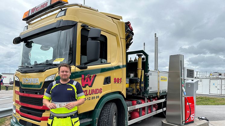 Erik Lindström, chaufför, Wiklunds Åkeri. ”För oss fungerar biogas mycket bättre än el då det inte finns lika bra lösningar där än för tung trafik. Inte minst saknas det infrastruktur. Jag gillar även att Scanias lastbilar går på 100 procent biogas"