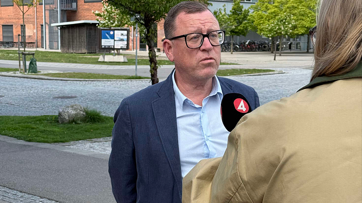 Patrik Holmberg (C) i en intervju med TV4.