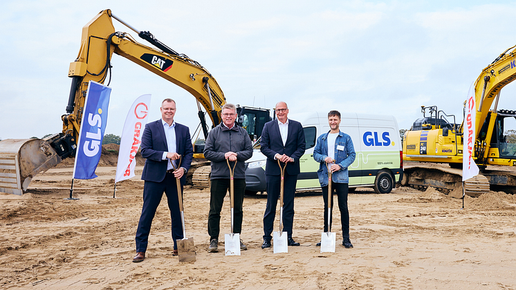 Fra venstre ses Henrik Nyegaard, Director Operations i GLS Denmark, Torben Hansen, Borgmester i Randers Kommune, Steen Ravnsbæk Kristensen, Managing Director i GLS Denmark og Kim Harkjær, Salgs- og markedschef i Gråkjær.