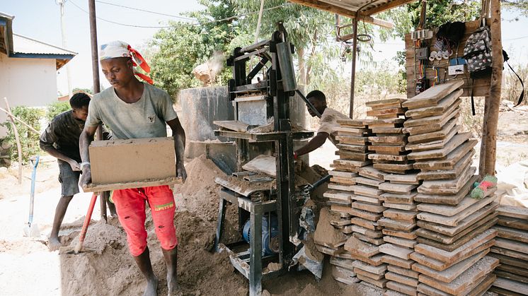 konstruktionsarbetare i Tanzania, fotograf för We Effect George Kamau.