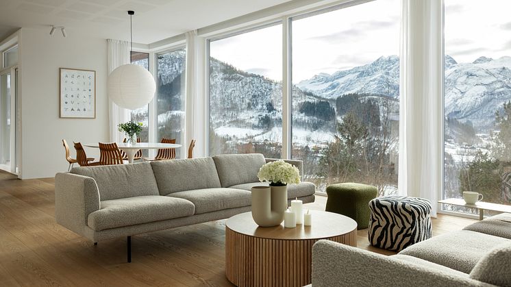 Hem med minimalistiskt badrum och vy över Sunnmøralperna