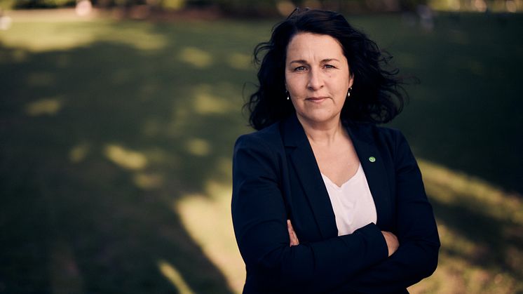 Porträtt på Mätta Ivarsson, gruppledare för Miljöpartiet i Region Skåne.