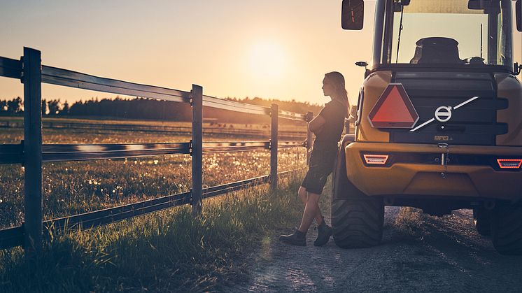 volvo_l25_electric_menhammar_solnedgang_2560x1707