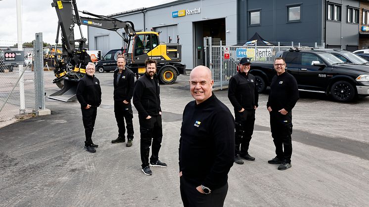 Vd Michael Herbertsson framför teamet på Swecon Rental under invigningen av anläggningen i Karlstad.