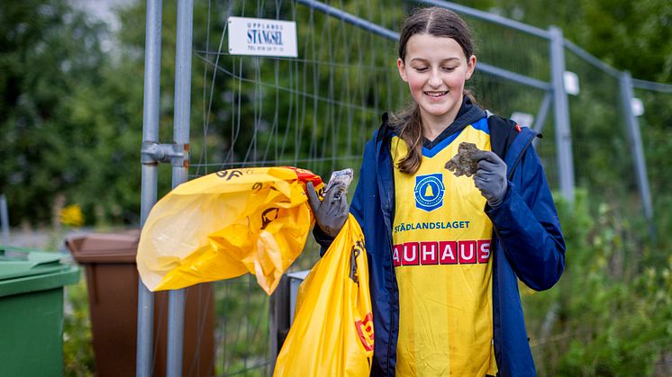 Städlandslaget städar naturen på 25 orter i Sverige med Vanessa Kamga i spetsen