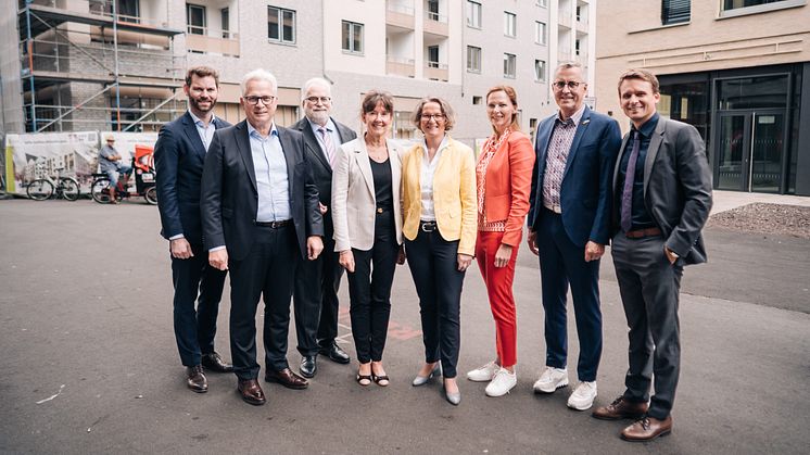 WOHNENRW-Tage 2023: NRW-Bauministerin besucht die Neue Mitte Porz