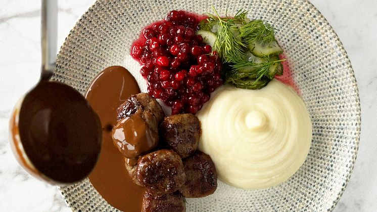 Svensk klassiker - köttbullar med potatismos, brunsån, pressgurka och lingon